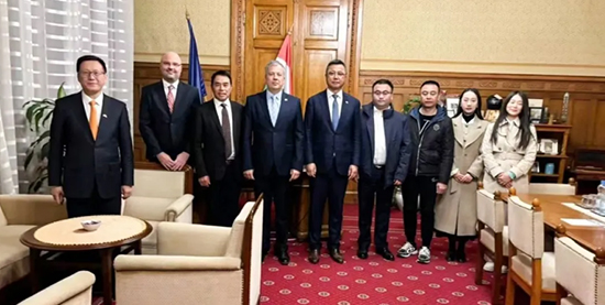 Chairman of QUICK LASER pays a visit to Oláh Lajos, vice chairman of the Hungarian National Parliament, and Chen Yiwei, ambassador counselor of the Chinese Embassy in Hungary.